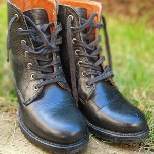 Frye Sabrina 6G lace up leather boots